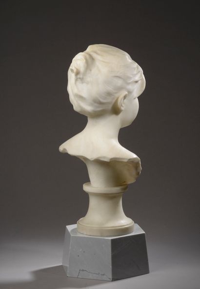 null Édouard HOUSSIN (1847-1917).

Portrait of Louise Demont.

Bust on pedestal in...