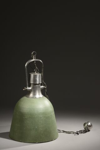 null Important metal suspension in the shape of green bell.

20th century.

Height...