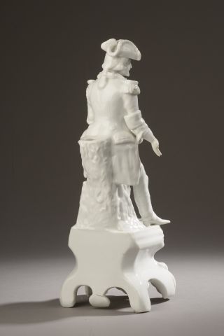 null Soldat assis sur un tronc d'arbre en porcelaine blanche émaillée (manques).

Saxe,...