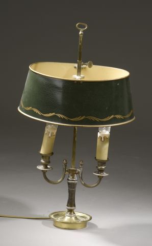 null Lampe bouillotte en bronze doré et tôle peinte à deux bras de lumière.

Style...