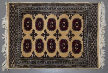 null Quatre petits tapis dans le goût de l'Iran à décor géométrique polychrome.

XXe...