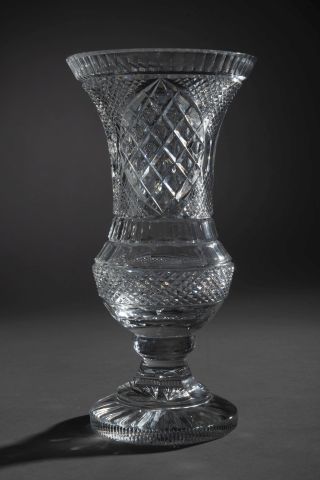 Vase balustre à col évasé en cristal taillé...