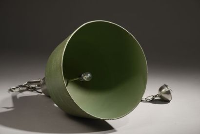 null Important metal suspension in the shape of green bell.

20th century.

Height...
