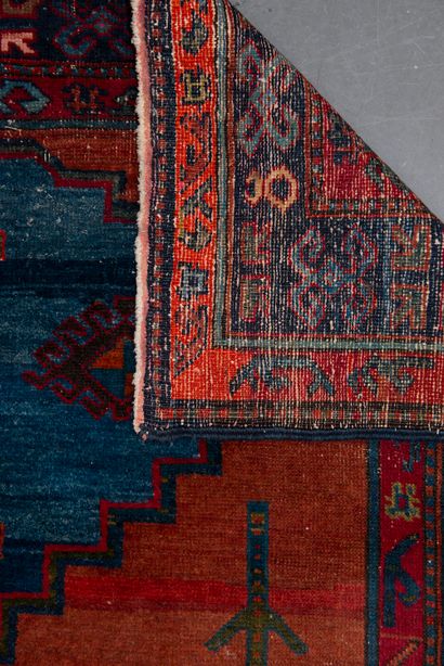 null Trois tapis persans en laine à décor géométriques sur fond rouge, beige et bleu...