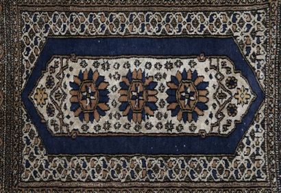 null Quatre petits tapis dans le goût de l'Iran à décor géométrique polychrome.

XXe...