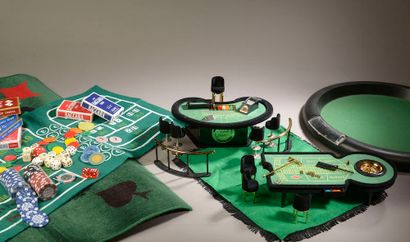  Ensemble de jeux de poker miniatures comprenant : 
- table à jeu pour la roulette....