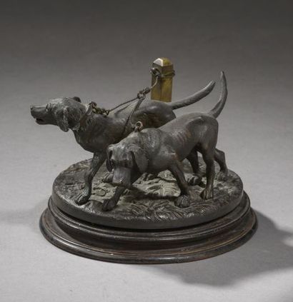 null Rudolphe WINDER (1842-1910?).

Deux chiens de chasse attachés.

Bronze à patine...