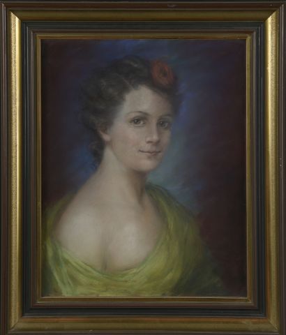  École française du XXe siècle. 
Portrait d'une femme à la rose. 
Pastel. 
Haut....