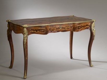 null Desk in veneer of rosewood, amaranth and light wood nets, with inlaid decoration...