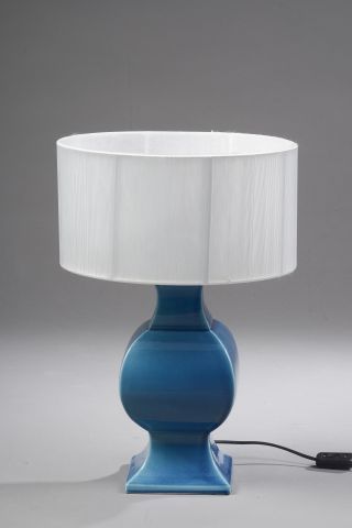 null Lamp in the Asian taste in blue cracked porcelain (with lampshade). 

Height...