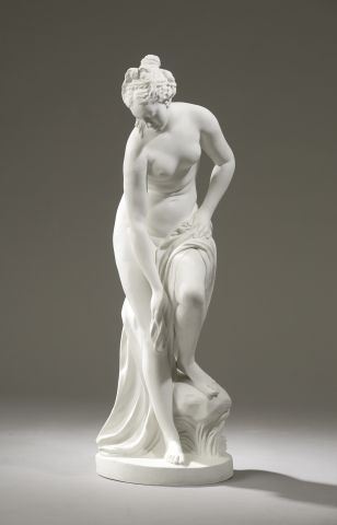  D'après Christophe-Gabriel ALLEGRAIN (1710-1795). 
Vénus au bain. 
Sujet en biscuit...