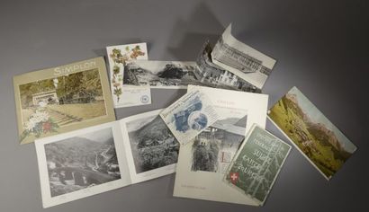  Deux albums de cartes postales vides (taches, usures d'usage). 
Vers 1900. 
Haut....