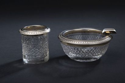 null Glass ashtray and cigarette holder decorated with a band of diamond points (some...