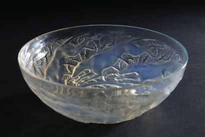 null LALIQUE France.

Cup out of moulded-pressed opalescent crystal with decoration...