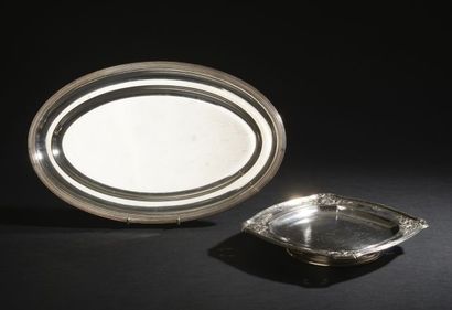 null Set in silver plated metal including :

- RAVINET DENFERT. Oval dish, the edge...