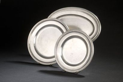 null ERCUIS.

Set of three silver plated dishes, two round and one oval.

Diameter...