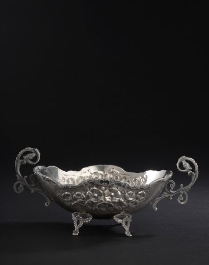 null Cup out of silver 800 thousandths decorated in repoussé of flowers.

Foreign...