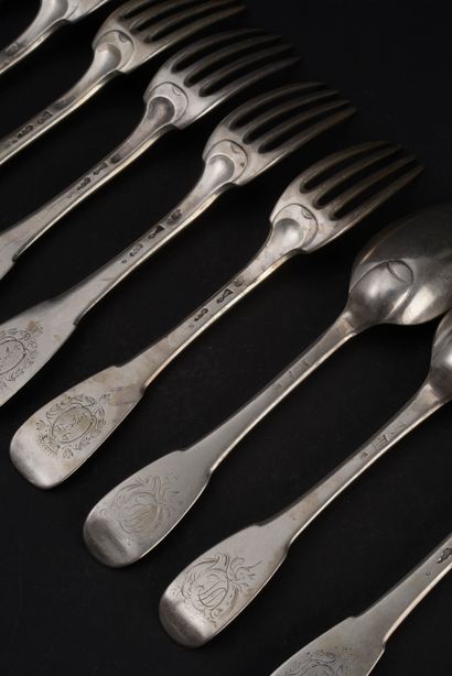 null Ensemble de couverts en argent modèle uni plat, la spatule monogrammée ou armoriée...