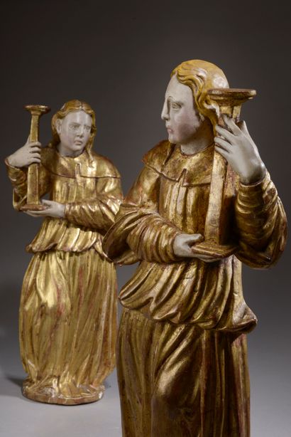 null Paire d'anges thuriféraires en bois sculpté, polychromé et

doré, les dos plats...