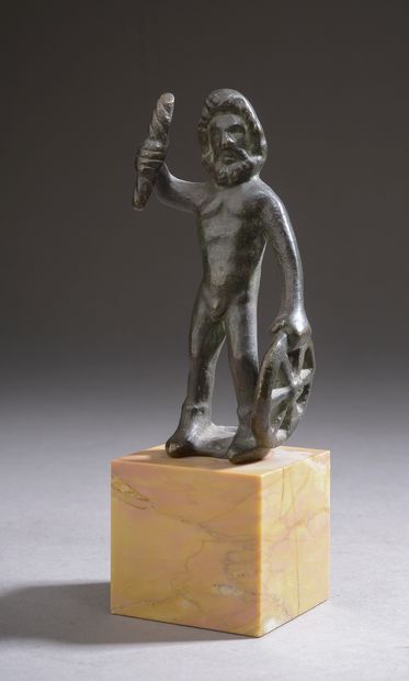 null 
Statuette en bronze représentant le dieu gaulois Taranis nu barbu tenant un...