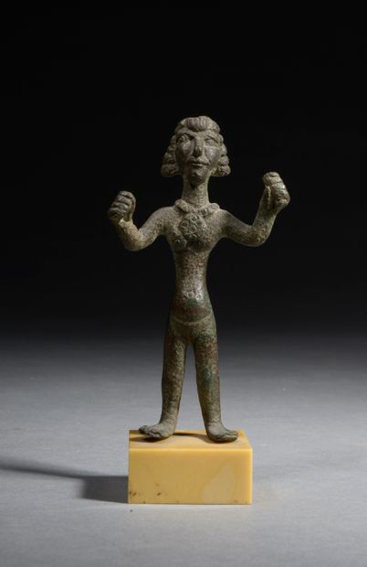null 
Femme nue parée d'un collier en bronze (manque l'attribut de la main droite).




Proche-Orient,...