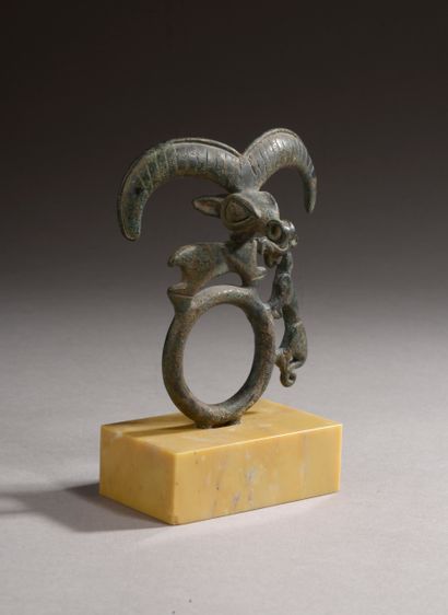 null 
Applique de mors en bronze représentant un ibex et un félin.




Louristan,...