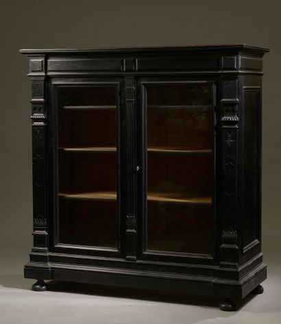 null Blackened wood and ebony veneer display cabinet, opening with two glass doors,...