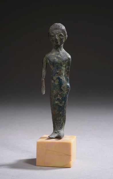 null 
Statuette en bronze figurant une Koré ou une déesse debout, un bras écarté...