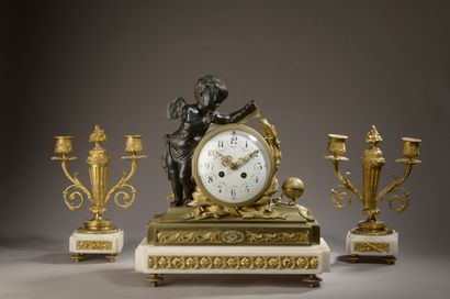 null Garniture de cheminée en marbre blanc et bronze doré. La pendule à cadran circulaire...