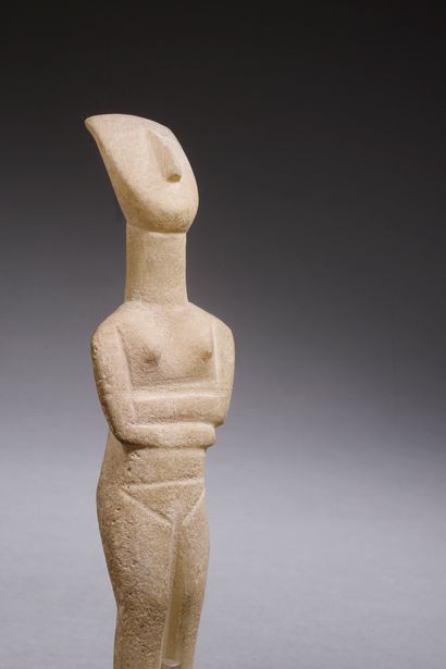 null 
Female idol of the "Spedos" type in marble, arms crossed on the belly (gap...