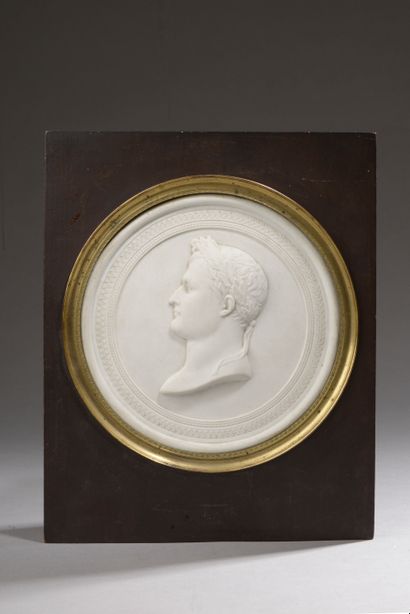 null Médaillon circulaire en biscuit au profil à dextre de Napoléon Bonaparte lauré,...