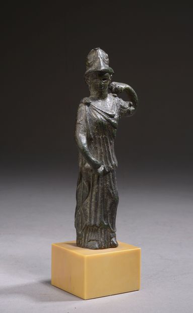 null 
Statuette en bronze représentant une Athéna casquée vêtue du chiton et de la...