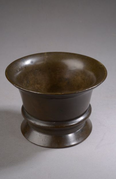 null 
Petit mortier en bronze, panse annelée.




XVIIIe siècle.




Haut. : 7 cm...