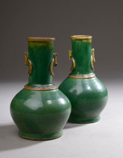null 
Deux vases bouteilles en grès émaillé vert, deux anses rondes émaillées jaune....