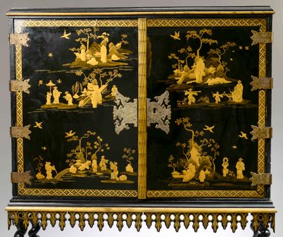 null Cabinet en bois laqué or sur fond noir à décor de scènes animées et pagodes...