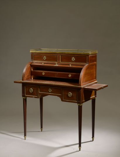null Lady's cylinder desk, in mahogany and mahogany veneer, decorated with brass...