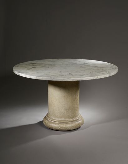 null Table ronde à épais plateau de marbre blanc veiné gris (une restauration et...