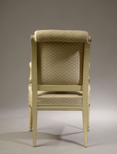 null Paire de fauteuils en bois mouluré, sculpté, relaqué crème et rechampi vert,...