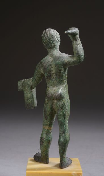 null 
Statuette en bronze représentant Hercule debout tenant une massue dans sa main...
