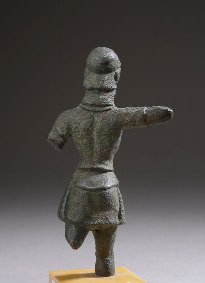 null 
Statuette en bronze représentant un guerrier barbu casqué et cuirassé (lacunes...