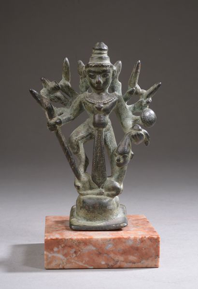
Statuette en bronze représentant Durga sous...