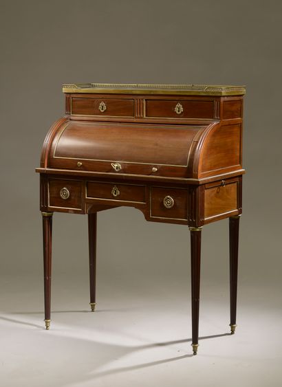 null Lady's cylinder desk, in mahogany and mahogany veneer, decorated with brass...