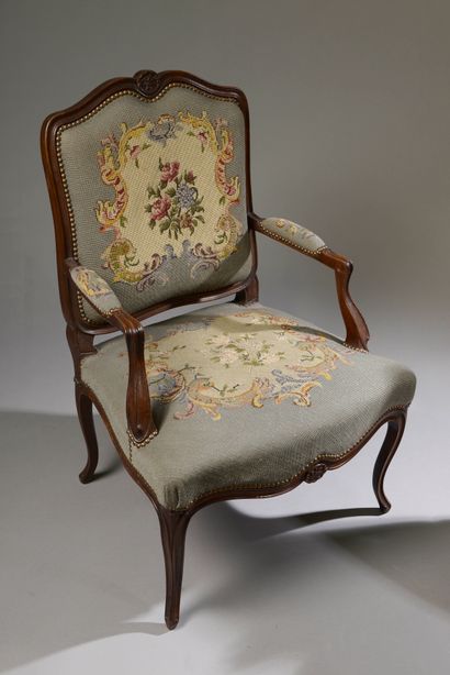 null Pair of armchairs in walnut molded and carved with a flower in a shell on the...