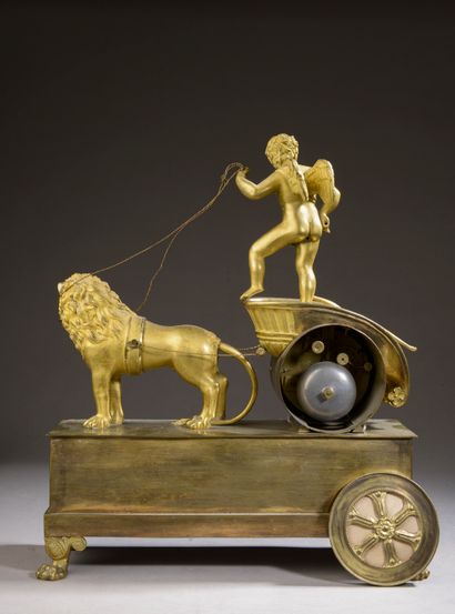 null Pendule dite "au char de Cupidon" en bronze ciselé et doré représentant Cupidon...