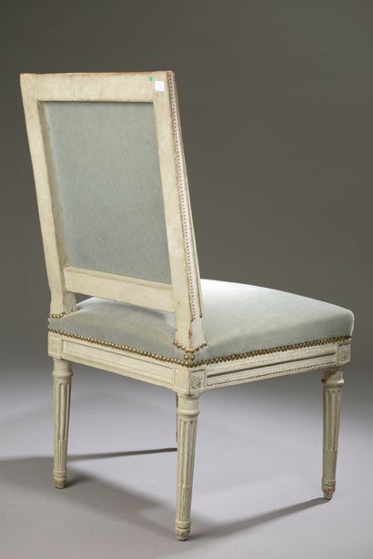 null 
Chair in molded wood, carved and relacquered gray, the back to the queen decorated...