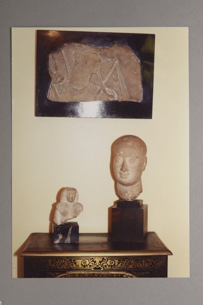 null 
Fragment de bas-relief en calcaire beige orné d'un buste représentant probablement...