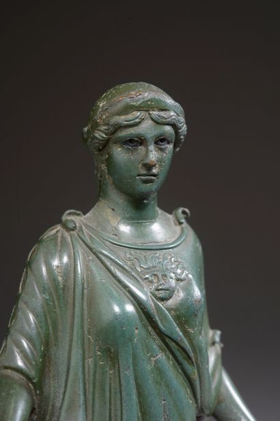 null 
Statuette en bronze représentant la déesse Minerve casquée, en position de...