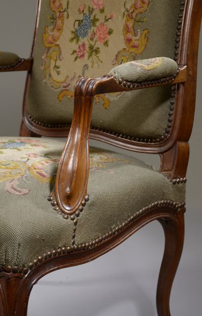 null Pair of armchairs in walnut molded and carved with a flower in a shell on the...