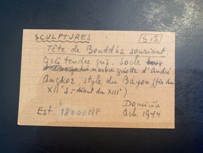 null 
Tête de bouddha en grès gris, les yeux mi-clos, esquissant un léger sourire,...