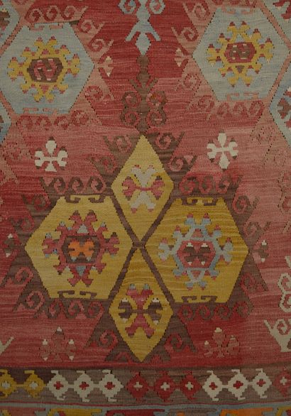 null Large Kilim carpet (weaving technique) in wool on a cotton ground, decorated...